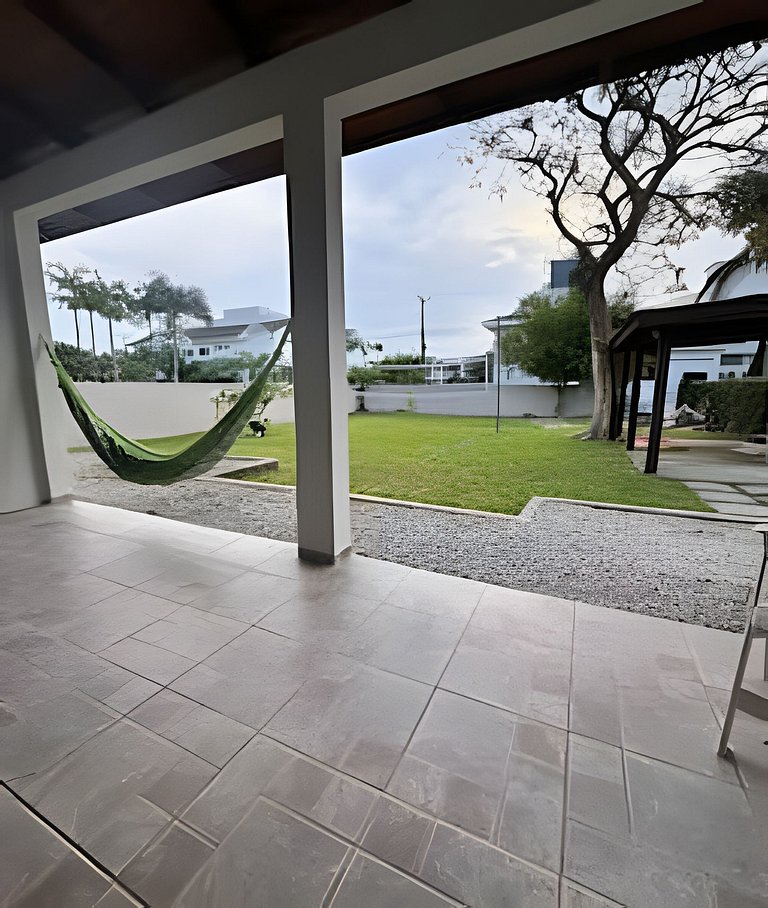 Casa em Jurerê com quintal, churrasqueira e estacionamento –