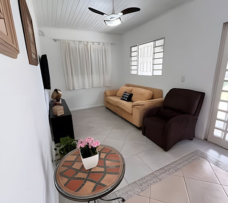 Casa em Jurerê com quintal, churrasqueira e estacionamento –