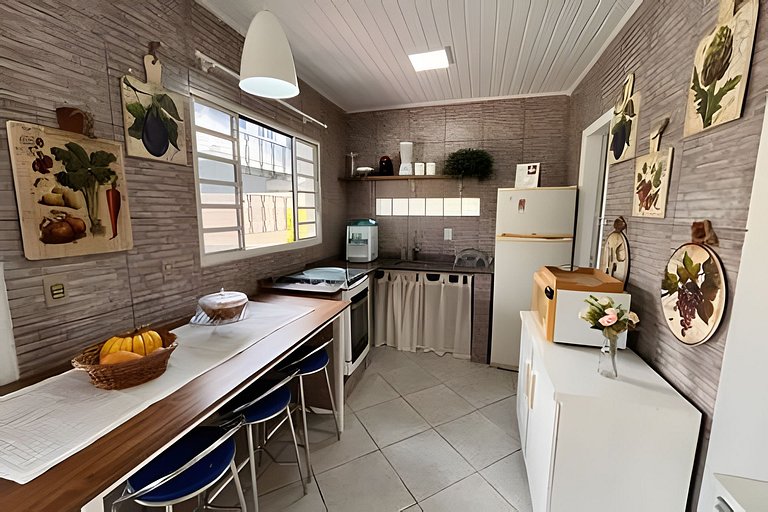 Casa em Jurerê com quintal, churrasqueira e estacionamento –