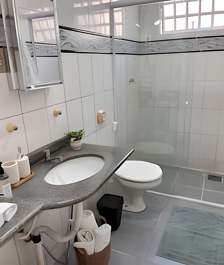 Casa em Jurerê com quintal, churrasqueira e estacionamento –