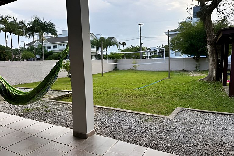 Casa em Jurerê com quintal, churrasqueira e estacionamento –