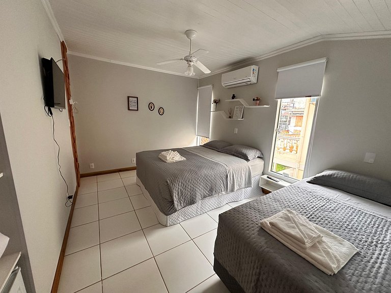 Suíte tripla 1 cama casal e 1 cama solteiro