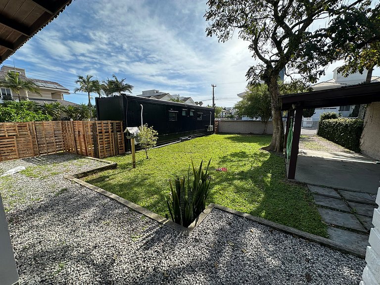 Casa em Jurerê com quintal, churrasqueira e estacionamento –