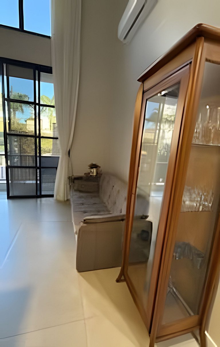 Loft Jurerê • Piscina • Garagem • 200m da Praia