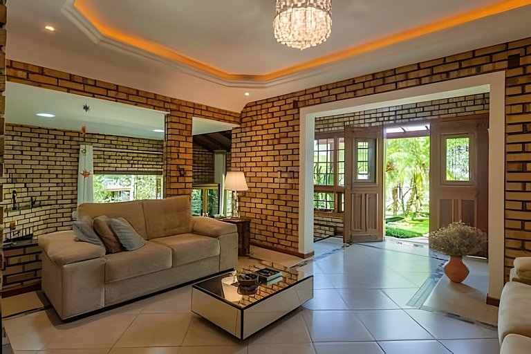 Casa Grande em condomínio fechado