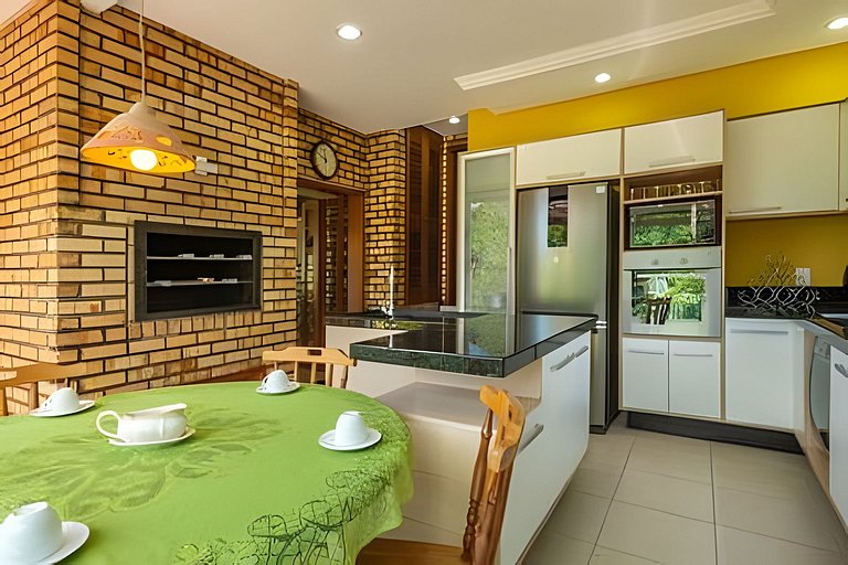 Casa Grande em condomínio fechado