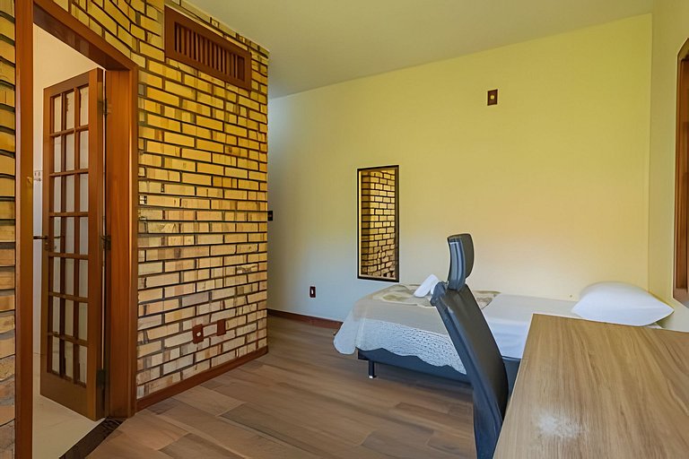 Casa Grande em condomínio fechado