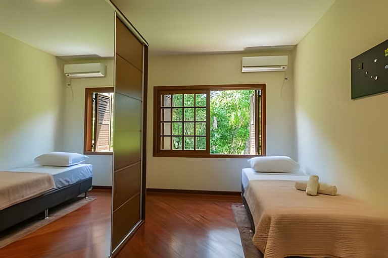 Casa Grande em condomínio fechado