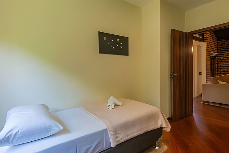 Casa Grande em condomínio fechado