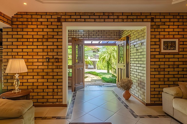 Casa Grande em condomínio fechado