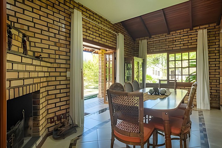 Casa Grande em condomínio fechado