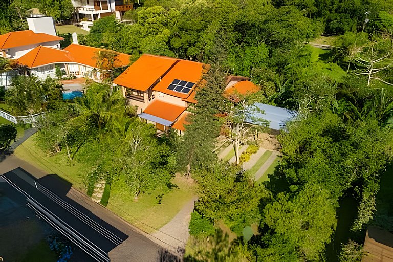 Casa Grande em condomínio fechado